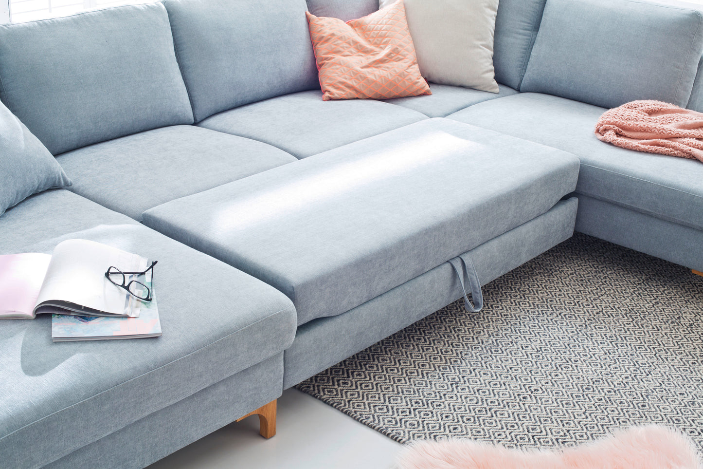 2 seater with 2 armrests and cross- sleeper (22502), leg 644 oiled oak,seat height 45 cm, amrest 2 W 184 x D 97 –122cm