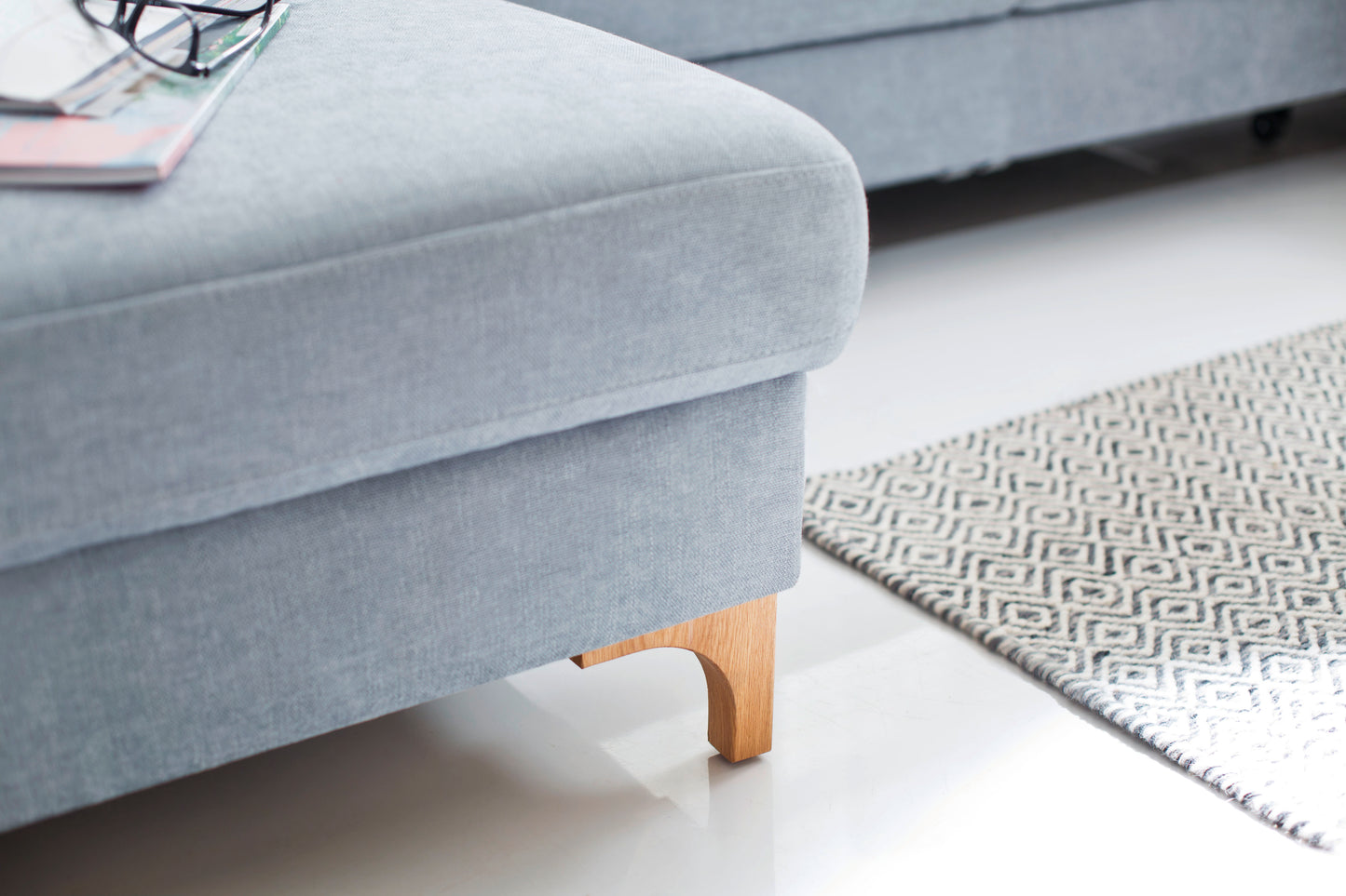 2 seater with 2 armrests and cross- sleeper (22502), leg 644 oiled oak,seat height 45 cm, amrest 2 W 184 x D 97 –122cm